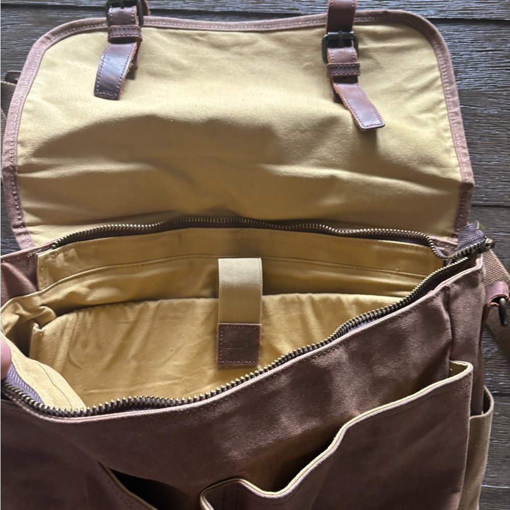 NEWHEY Waxed Canvas & Leather 15.6"
Laptop Messenger Bag - Vintage Khaki. - Picture 4 of 4